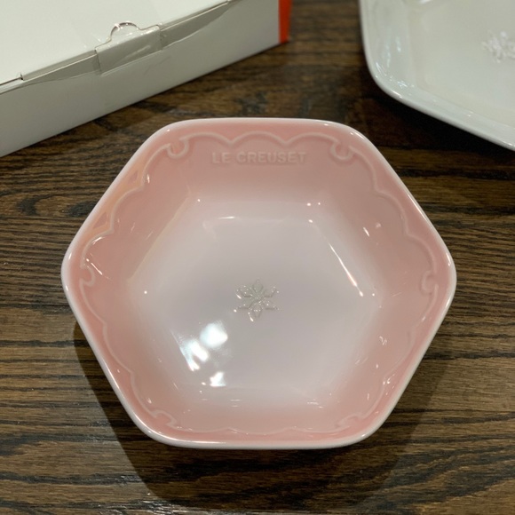 SALE New Le Creuset Snow Ring Dishes Shell Pink & Pearlized White - Picture 2 of 5